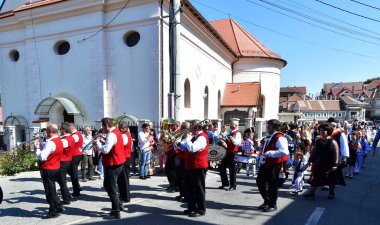 Hermannstadt bandosu rüzgar ve perküsyon müzisyenlerinden oluşuyordu. Siyah pantolon, kırmızı ceket ve beyaz gömleklerden oluşan üniformalar giyiyorlardı.
