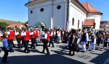 Hermannstadt bandosu rüzgar ve perküsyon müzisyenlerinden oluşuyordu. Siyah pantolon, kırmızı ceket ve beyaz gömleklerden oluşan üniformalar giyiyorlardı.