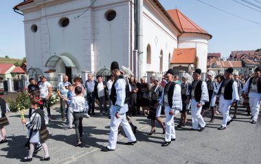 Sibiu Çayırı 'ndaki erkekler ve kızlar pastoral kostümler içinde yuvarlak kumaş şapkalar, etekli bir gömlek, pantolon, geniş bir deri kemer, göğüs ve kızlar beyaz bir fular, yakalı bir gömlek ve üç renkli bir kemer giyerler.
