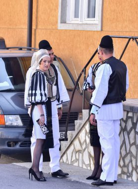 Sibiu Çayırı 'ndaki erkekler ve kızlar pastoral kostümler içinde yuvarlak kumaş şapkalar, etekli bir gömlek, pantolon, geniş bir deri kemer, göğüs ve kızlar beyaz bir fular, yakalı bir gömlek ve üç renkli bir kemer giyerler.