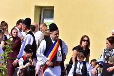 Sibiu Çayırı 'ndaki erkekler ve kızlar pastoral kostümler içinde yuvarlak kumaş şapkalar, etekli bir gömlek, pantolon, geniş bir deri kemer, göğüs ve kızlar beyaz bir fular, yakalı bir gömlek ve üç renkli bir kemer giyerler.
