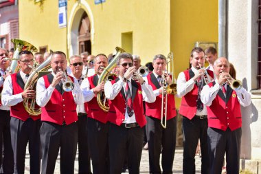 Hermannstadt bandosu rüzgar ve perküsyon müzisyenlerinden oluşuyordu. Siyah pantolon, kırmızı ceket ve beyaz gömleklerden oluşan üniformalar giyiyorlardı.