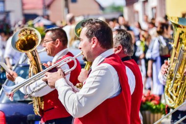 Hermannstadt bandosu rüzgar ve perküsyon müzisyenlerinden oluşuyordu. Siyah pantolon, kırmızı ceket ve beyaz gömleklerden oluşan üniformalar giyiyorlardı.