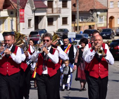 Hermannstadt bandosu rüzgar ve perküsyon müzisyenlerinden oluşuyordu. Siyah pantolon, kırmızı ceket ve beyaz gömleklerden oluşan üniformalar giyiyorlardı.