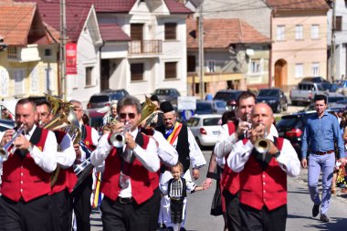 Hermannstadt bandosu rüzgar ve perküsyon müzisyenlerinden oluşuyordu. Siyah pantolon, kırmızı ceket ve beyaz gömleklerden oluşan üniformalar giyiyorlardı.