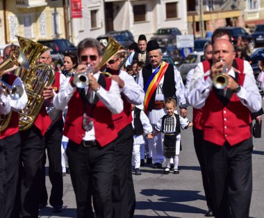 Hermannstadt bandosu rüzgar ve perküsyon müzisyenlerinden oluşuyordu. Siyah pantolon, kırmızı ceket ve beyaz gömleklerden oluşan üniformalar giyiyorlardı.