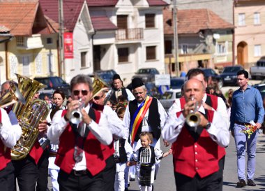 Hermannstadt bandosu rüzgar ve perküsyon müzisyenlerinden oluşuyordu. Siyah pantolon, kırmızı ceket ve beyaz gömleklerden oluşan üniformalar giyiyorlardı.