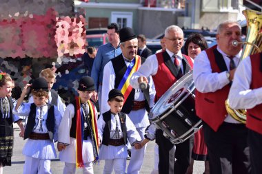 Sibiu Çayırı 'ndaki erkekler ve kızlar pastoral kostümler içinde yuvarlak kumaş şapkalar, etekli bir gömlek, pantolon, geniş bir deri kemer, göğüs ve kızlar beyaz bir fular, yakalı bir gömlek ve üç renkli bir kemer giyerler.