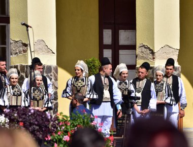Sibiu Çayırı 'ndaki erkekler ve kızlar pastoral kostümler içinde yuvarlak kumaş şapkalar, etekli bir gömlek, pantolon, geniş bir deri kemer, göğüs ve kızlar beyaz bir fular, yakalı bir gömlek ve üç renkli bir kemer giyerler.