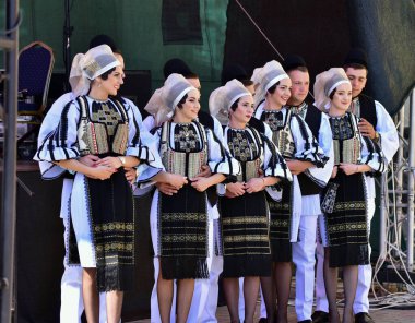 Sibiu Çayırı 'ndaki erkekler ve kızlar pastoral kostümler içinde yuvarlak kumaş şapkalar, etekli bir gömlek, pantolon, geniş bir deri kemer, göğüs ve kızlar beyaz bir fular, yakalı bir gömlek ve üç renkli bir kemer giyerler.