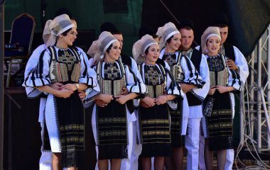 Sibiu Çayırı 'ndaki erkekler ve kızlar pastoral kostümler içinde yuvarlak kumaş şapkalar, etekli bir gömlek, pantolon, geniş bir deri kemer, göğüs ve kızlar beyaz bir fular, yakalı bir gömlek ve üç renkli bir kemer giyerler.