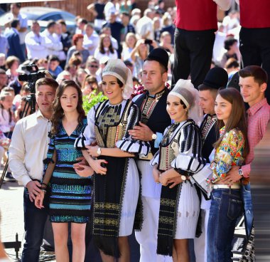 Sibiu Çayırı 'ndaki erkekler ve kızlar pastoral kostümler içinde yuvarlak kumaş şapkalar, etekli bir gömlek, pantolon, geniş bir deri kemer, göğüs ve kızlar beyaz bir fular, yakalı bir gömlek ve üç renkli bir kemer giyerler.