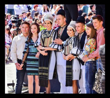 Sibiu Çayırı 'ndaki erkekler ve kızlar pastoral kostümler içinde yuvarlak kumaş şapkalar, etekli bir gömlek, pantolon, geniş bir deri kemer, göğüs ve kızlar beyaz bir fular, yakalı bir gömlek ve üç renkli bir kemer giyerler.