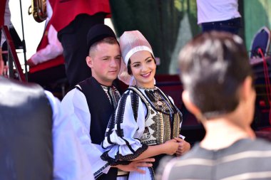 Sibiu Çayırı 'ndaki erkekler ve kızlar pastoral kostümler içinde yuvarlak kumaş şapkalar, etekli bir gömlek, pantolon, geniş bir deri kemer, göğüs ve kızlar beyaz bir fular, yakalı bir gömlek ve üç renkli bir kemer giyerler.