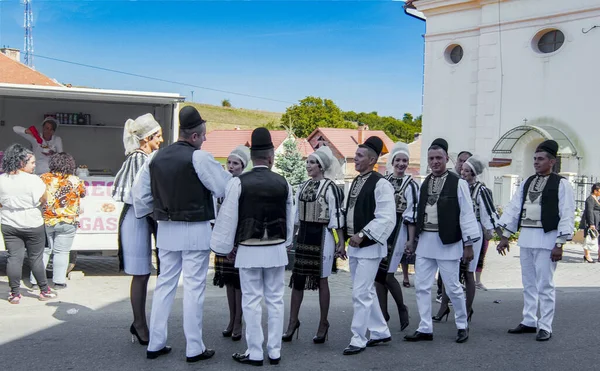 Sibiu Çayırı 'ndaki erkekler ve kızlar pastoral kostümler içinde yuvarlak kumaş şapkalar, etekli bir gömlek, pantolon, geniş bir deri kemer, göğüs ve kızlar beyaz bir fular, yakalı bir gömlek ve üç renkli bir kemer giyerler.