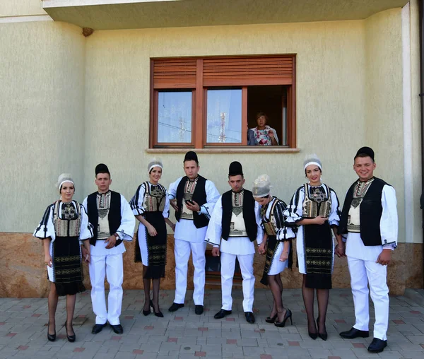 Ragazze Ragazzi Del Prato Sibiu Vestiti Con Costumi Pastorali Uomini — Foto Stock
