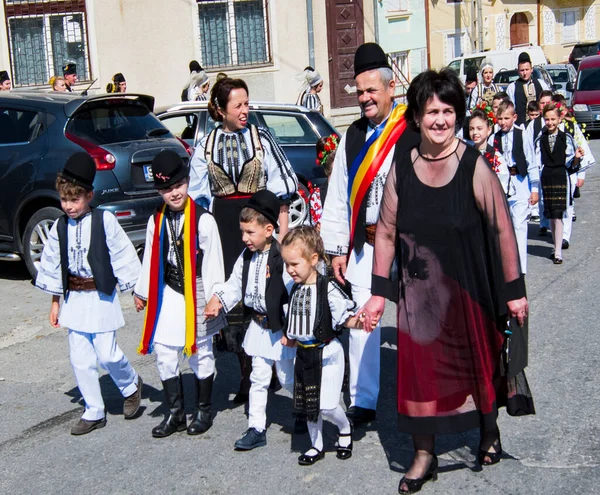 Niñas Niños Pradera Sibiu Vestidos Con Trajes Pastorales Hombres Usan — Foto de Stock