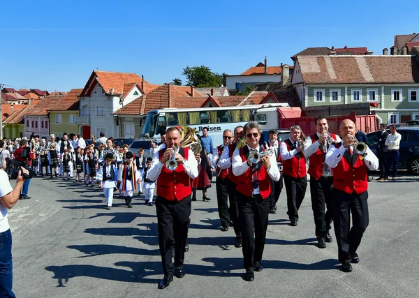 Hermannstadt bandosu rüzgar ve perküsyon müzisyenlerinden oluşuyordu. Siyah pantolon, kırmızı ceket ve beyaz gömleklerden oluşan üniformalar giyiyorlardı.