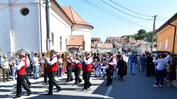 Hermannstadt bandosu rüzgar ve perküsyon müzisyenlerinden oluşuyordu. Siyah pantolon, kırmızı ceket ve beyaz gömleklerden oluşan üniformalar giyiyorlardı.