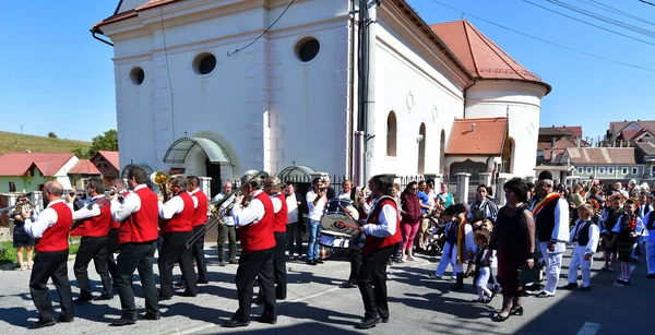 Hermannstadt bandosu rüzgar ve perküsyon müzisyenlerinden oluşuyordu. Siyah pantolon, kırmızı ceket ve beyaz gömleklerden oluşan üniformalar giyiyorlardı.