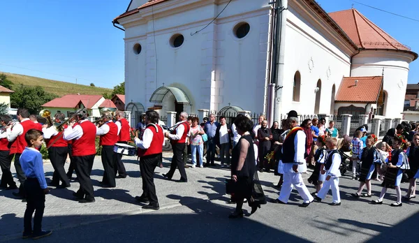 赫曼施塔特行军乐队 由风和打击乐手组成 身穿黑色裤子 红色夹克和白色衬衫等制服 — 图库照片