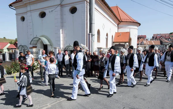 Sibiu Çayırı 'ndaki erkekler ve kızlar pastoral kostümler içinde yuvarlak kumaş şapkalar, etekli bir gömlek, pantolon, geniş bir deri kemer, göğüs ve kızlar beyaz bir fular, yakalı bir gömlek ve üç renkli bir kemer giyerler.
