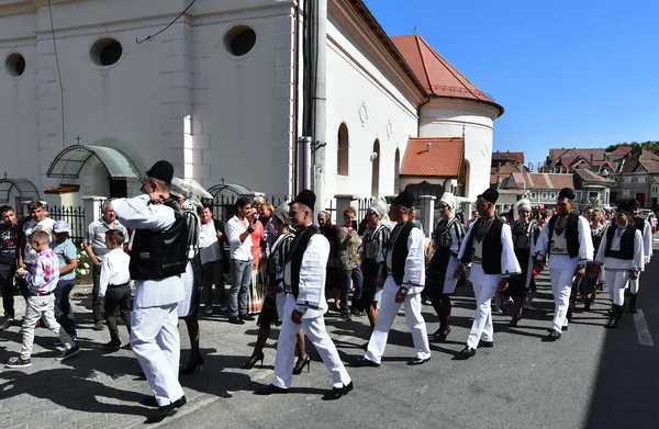 Sibiu Çayırı 'ndaki erkekler ve kızlar pastoral kostümler içinde yuvarlak kumaş şapkalar, etekli bir gömlek, pantolon, geniş bir deri kemer, göğüs ve kızlar beyaz bir fular, yakalı bir gömlek ve üç renkli bir kemer giyerler.