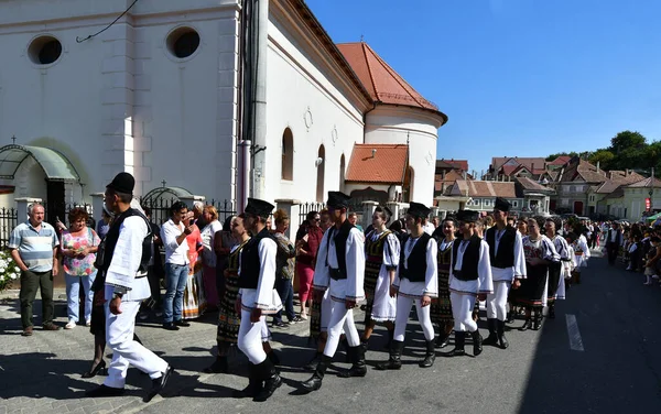 Sibiu Çayırı 'ndaki erkekler ve kızlar pastoral kostümler içinde yuvarlak kumaş şapkalar, etekli bir gömlek, pantolon, geniş bir deri kemer, göğüs ve kızlar beyaz bir fular, yakalı bir gömlek ve üç renkli bir kemer giyerler.