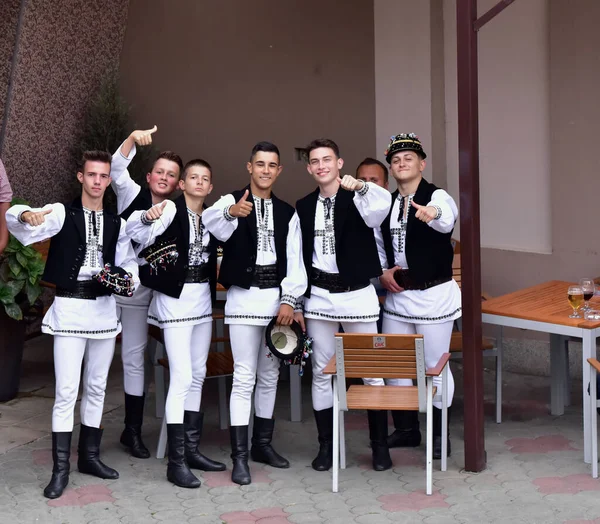 Sibiu Çayırı 'ndaki erkekler ve kızlar pastoral kostümler içinde yuvarlak kumaş şapkalar, etekli bir gömlek, pantolon, geniş bir deri kemer, göğüs ve kızlar beyaz bir fular, yakalı bir gömlek ve üç renkli bir kemer giyerler.