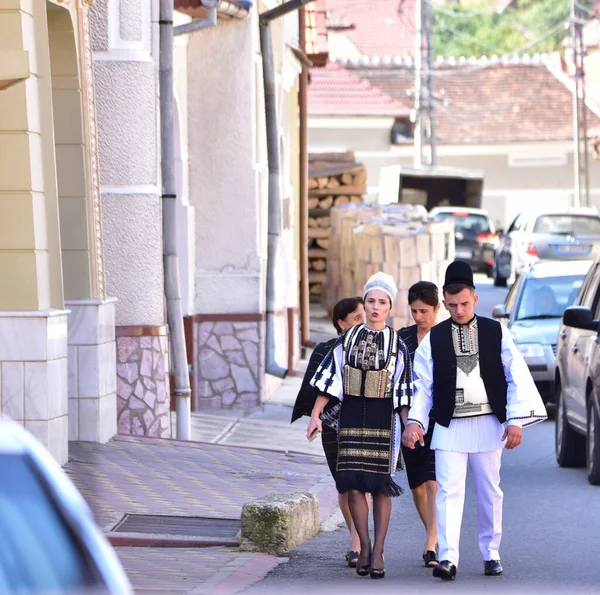 Sibiu Çayırı Ndaki Erkekler Kızlar Pastoral Kostümler Içinde Yuvarlak Kumaş — Stok fotoğraf