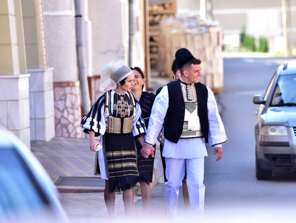 Sibiu Çayırı 'ndaki erkekler ve kızlar pastoral kostümler içinde yuvarlak kumaş şapkalar, etekli bir gömlek, pantolon, geniş bir deri kemer, göğüs ve kızlar beyaz bir fular, yakalı bir gömlek ve üç renkli bir kemer giyerler.