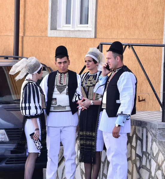 Sibiu Çayırı 'ndaki erkekler ve kızlar pastoral kostümler içinde yuvarlak kumaş şapkalar, etekli bir gömlek, pantolon, geniş bir deri kemer, göğüs ve kızlar beyaz bir fular, yakalı bir gömlek ve üç renkli bir kemer giyerler.