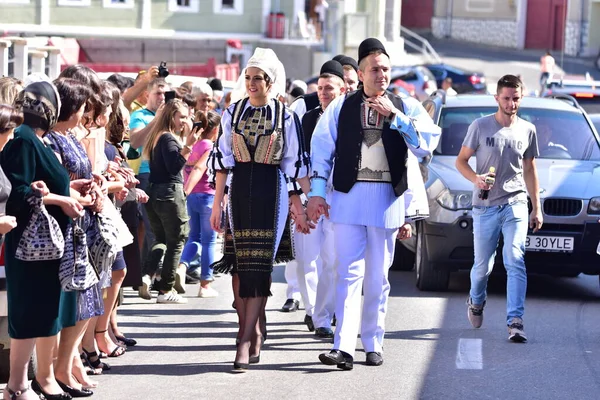 Sibiu Çayırı 'ndaki erkekler ve kızlar pastoral kostümler içinde yuvarlak kumaş şapkalar, etekli bir gömlek, pantolon, geniş bir deri kemer, göğüs ve kızlar beyaz bir fular, yakalı bir gömlek ve üç renkli bir kemer giyerler.