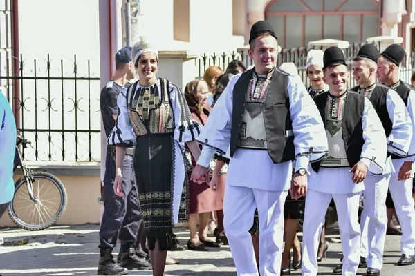 Sibiu Çayırı 'ndaki erkekler ve kızlar pastoral kostümler içinde yuvarlak kumaş şapkalar, etekli bir gömlek, pantolon, geniş bir deri kemer, göğüs ve kızlar beyaz bir fular, yakalı bir gömlek ve üç renkli bir kemer giyerler.