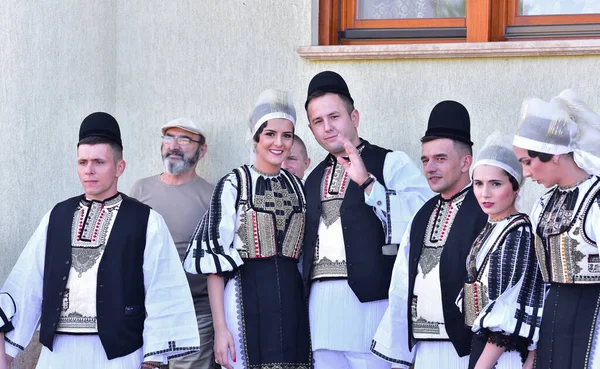 Sibiu Çayırı 'ndaki erkekler ve kızlar pastoral kostümler içinde yuvarlak kumaş şapkalar, etekli bir gömlek, pantolon, geniş bir deri kemer, göğüs ve kızlar beyaz bir fular, yakalı bir gömlek ve üç renkli bir kemer giyerler.