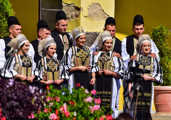 Lányok Fiúk Nagyszeben Rét Öltözött Lelkipásztori Jelmezek Férfiak Viselnek Kerek — Stock Fotó