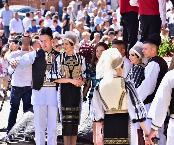 Sibiu Çayırı 'ndaki erkekler ve kızlar pastoral kostümler içinde yuvarlak kumaş şapkalar, etekli bir gömlek, pantolon, geniş bir deri kemer, göğüs ve kızlar beyaz bir fular, yakalı bir gömlek ve üç renkli bir kemer giyerler.