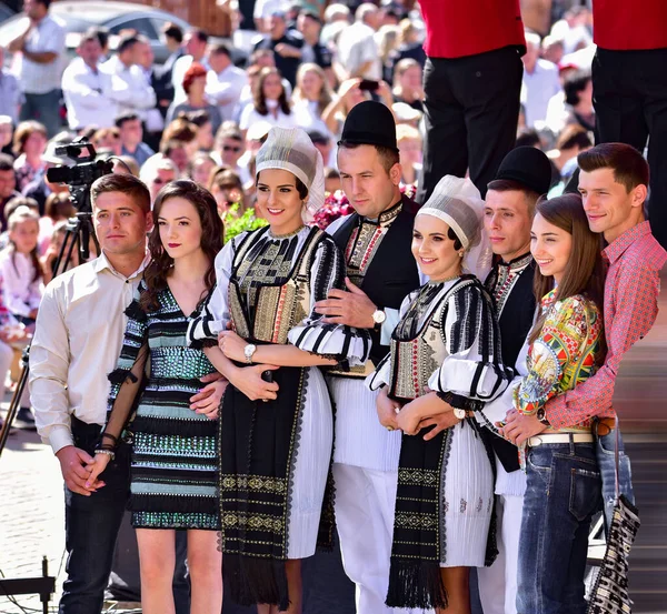 Sibiu Çayırı 'ndaki erkekler ve kızlar pastoral kostümler içinde yuvarlak kumaş şapkalar, etekli bir gömlek, pantolon, geniş bir deri kemer, göğüs ve kızlar beyaz bir fular, yakalı bir gömlek ve üç renkli bir kemer giyerler.