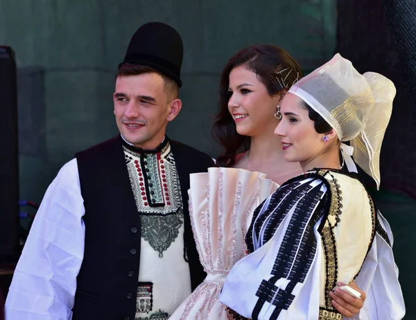 Sibiu Çayırı 'ndaki erkekler ve kızlar pastoral kostümler içinde yuvarlak kumaş şapkalar, etekli bir gömlek, pantolon, geniş bir deri kemer, göğüs ve kızlar beyaz bir fular, yakalı bir gömlek ve üç renkli bir kemer giyerler.