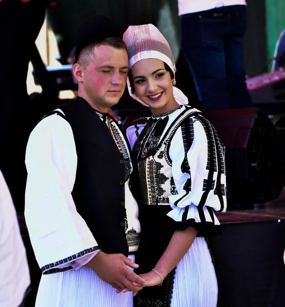 Sibiu Çayırı 'ndaki erkekler ve kızlar pastoral kostümler içinde yuvarlak kumaş şapkalar, etekli bir gömlek, pantolon, geniş bir deri kemer, göğüs ve kızlar beyaz bir fular, yakalı bir gömlek ve üç renkli bir kemer giyerler.