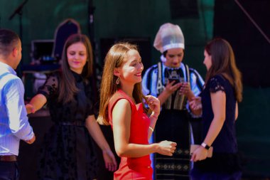 Cindrel Dağları 'nın alt platformunun kuzey sınırındaki Mrginimea Sibiului' li tanınmış bir komün olan Romanya 'dan gelen kız, vadinin rahatlığı, tepeleri, düzlükleri ve yüksek tepeleri ile birlikte yer alıyor.