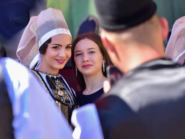 Sibiu Çayırı 'ndaki erkekler ve kızlar pastoral kostümler içinde yuvarlak kumaş şapkalar, etekli bir gömlek, pantolon, geniş bir deri kemer, göğüs ve kızlar beyaz bir fular, yakalı bir gömlek ve üç renkli bir kemer giyerler.