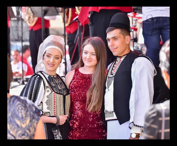 Sibiu Çayırı 'ndaki erkekler ve kızlar pastoral kostümler içinde yuvarlak kumaş şapkalar, etekli bir gömlek, pantolon, geniş bir deri kemer, göğüs ve kızlar beyaz bir fular, yakalı bir gömlek ve üç renkli bir kemer giyerler.