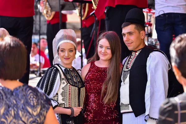 งและผ ชายจากท งหญ Sibiu วในเคร องแต งกายท งหญ ชายสวมหมวกผ ากลม — ภาพถ่ายสต็อก