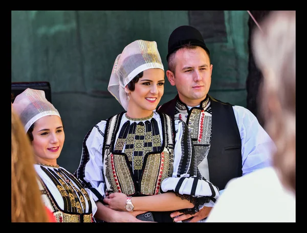 Sibiu Çayırı 'ndaki erkekler ve kızlar pastoral kostümler içinde yuvarlak kumaş şapkalar, etekli bir gömlek, pantolon, geniş bir deri kemer, göğüs ve kızlar beyaz bir fular, yakalı bir gömlek ve üç renkli bir kemer giyerler.