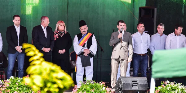 Poiana Sibiului市市长和Sibiu县官员出席了Poienari节的舞台 市长作为该节的东道主 穿着用传统黑色图案缝制的国家牧民亚麻布衣服 — 图库照片