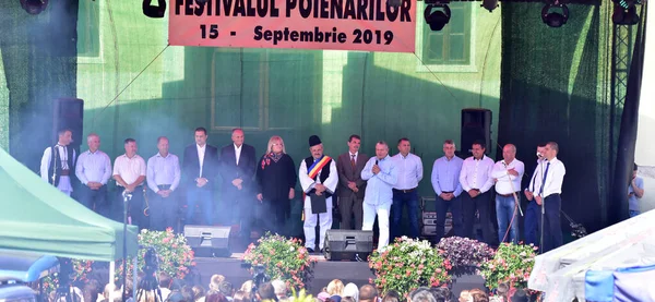 Poiana Sibiului市市长和Sibiu县官员出席了Poienari节的舞台 市长作为该节的东道主 穿着用传统黑色图案缝制的国家牧民亚麻布衣服 — 图库照片