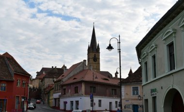 Katolik Kilisesi 'nin kulesi Katolik kilisesinin en uzun mimari unsurudur. Katolik haçının tepesinde bir ya da daha fazla büyük çan ve saat bulunur..