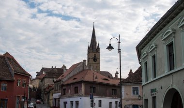 Katolik Kilisesi 'nin kulesi Katolik kilisesinin en uzun mimari unsurudur. Katolik haçının tepesinde bir ya da daha fazla büyük çan ve saat bulunur..
