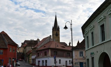 Katolik Kilisesi 'nin kulesi Katolik kilisesinin en uzun mimari unsurudur. Katolik haçının tepesinde bir ya da daha fazla büyük çan ve saat bulunur..